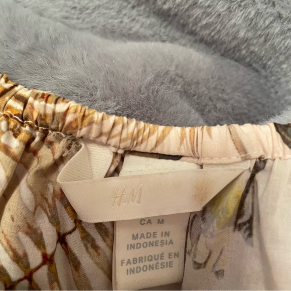 H&M Tropical Design Blouse in an airy cotton weave. Fits Large - Picture 5 of 7